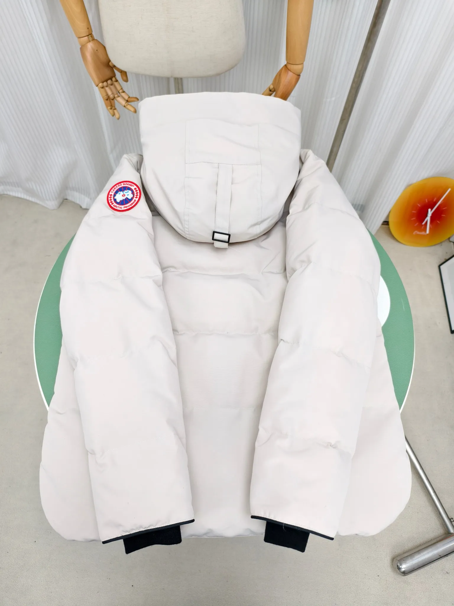 P700————2080M/New 17 models (higher version) Canada goose MacMillan parka. The MacMillan Parka features an innovative design with a streamlined hood detail, added shoulder straps and two additional interior pockets. This hip-length parka offers warmth and style with its quilted design and curved hem. Filled with extremely fluffy white duck down. The MacMillan Parka provides essential protection in all weathers. The adjustable down-connected hood improves warmth and protects against harsh weather. Rib knit cuffs tucked into the interior. The hood is equipped with a detachable zipper guard, and the hood trim can be replaced to create a personalized style and provide more protection (this jacket can be matched with wolf fur collar accessories, choose by yourself) ❤️The only version in the market Color: black red label black black label gray red label gray black label off-white red label navy red label Size: XS-2XL